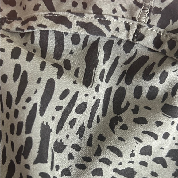 Lululemon Stylish Women's Coral and Black Patterned Shorts - Picture 6 of 6